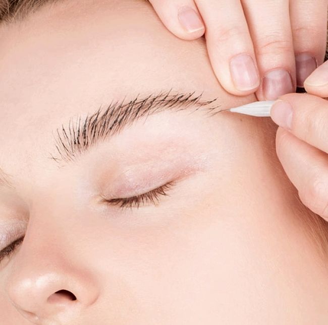 Discover the art of Microblading to create perfectly formed eyebrows with the density that suits you