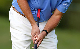 Belly Putter anchored to the belly