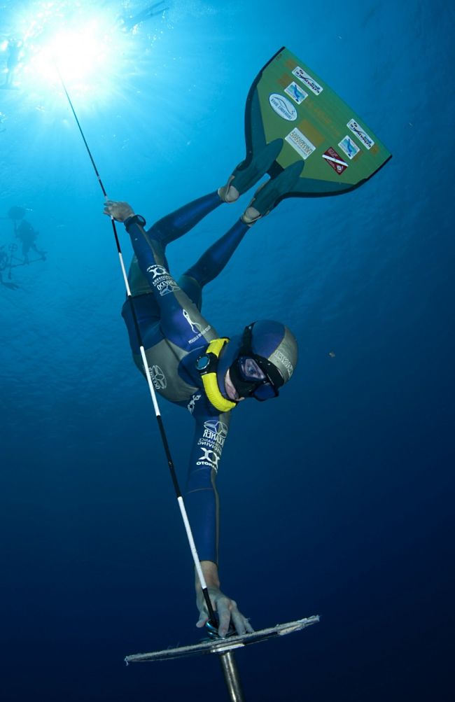 Human free diving with special uni-fin